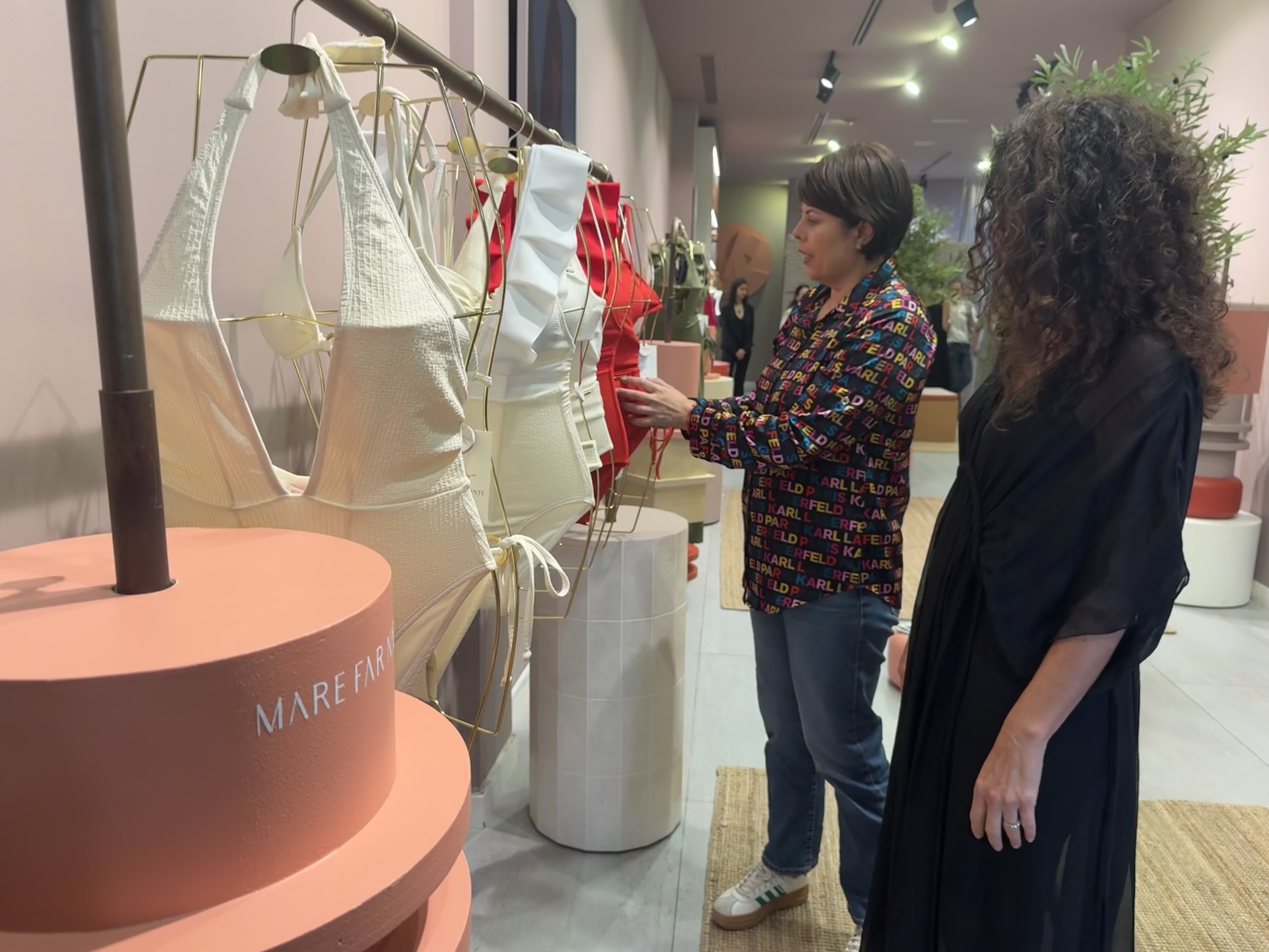 Foto de <p>La consejera de Desarrollo Económico asiste a la apertura oficial del nuevo espacio de Mare Far Niente, firma de Gran Canaria Moda Cálida</p>
